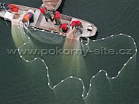 Closing the net, tightening drawstring and pulling drawstring rings on the boat – from the inside – Using manpower